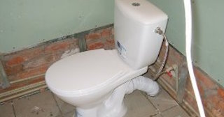 Установка приставного унитаза в Угличе - монтаж и подключение, СантехДомГлч от 5084 рублей