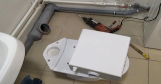 Установка напольного унитаза в Угличе: монтаж под ключ от СантехДомГлч от 5084 рублей.